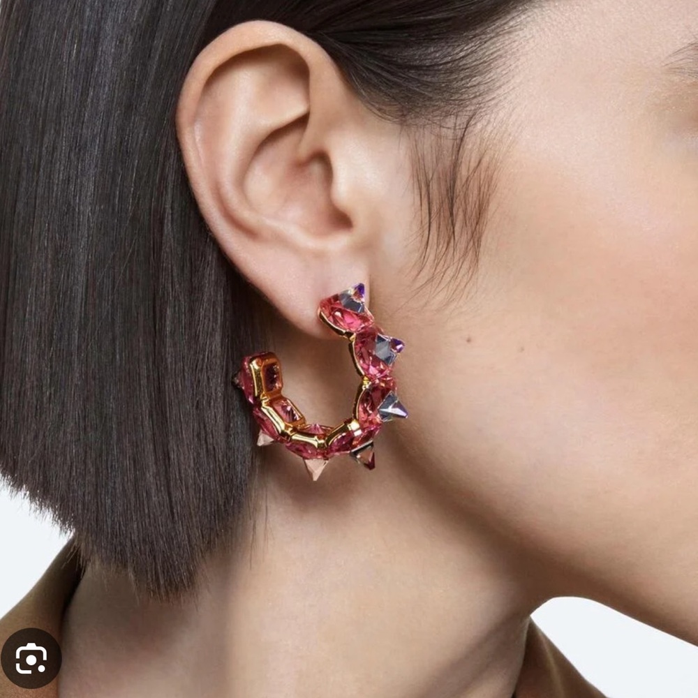 From Swarovski's Chroma collection.
crystal
Approx. diameter: 1-3/4"